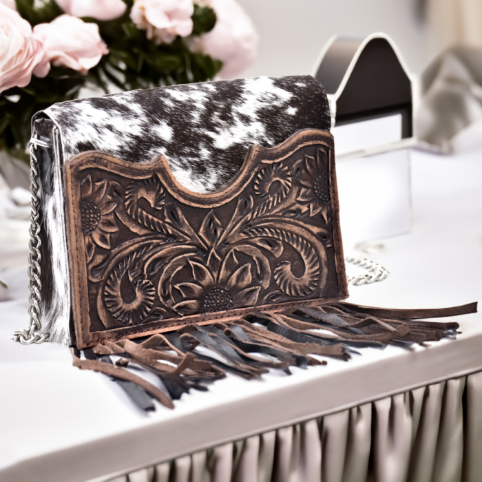 Exquisite Hand-Tooled Cowhide Purse: Combining Elegance and Durability Stylish and Hand-Tooled Cowhide Purse, a Perfect Blend of Functionality and Fashion